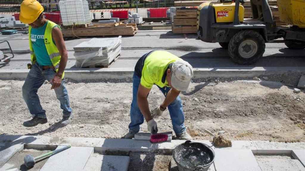 Dos trabajadores en una obra, uno de los sectores con más empleos para la inmigración / EFE