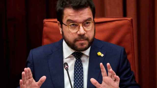 El vicepresidente de la Generalitat y consejero de Economía, Pere Aragonès (ERC), da explicaciones a la oposición en el Parlament / EFE