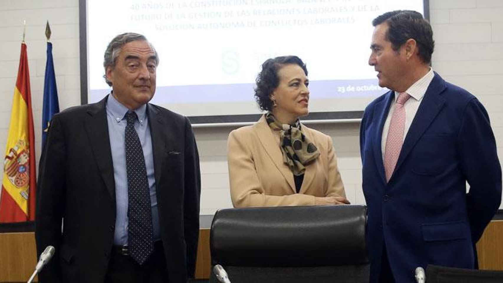 Magdalena Valerio, ministra de Trabajo, habla con el futuro presidente de CEOE, Antonio Garamendi (d), junto al actual líder del empresariado del país, Juan Rosell (i) / MT