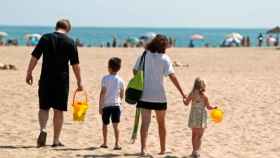 Imagen de una familia de vacaciones en la playa / CG