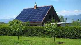 Paneles solares en el techo de una casa