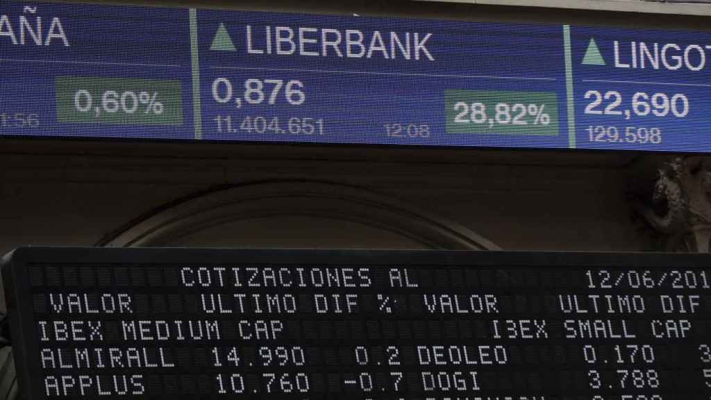 Los paneles de la Bolsa de Madrid cuando las acciones de Liberbank subían casi un 29% / EFE