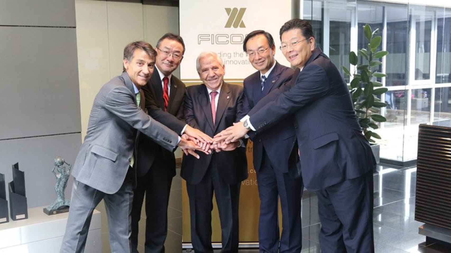 De izquierda a derecha: Javier Pujol, CEO de Ficosa; Masahisa Shibata, senior vice president de la división de automoción de Panasonic; José María Pujol, presidente de Ficosa; Kazuhiro Tsuga, presidente de Panasonic; y Yoshio Ito, presidente de la divisió