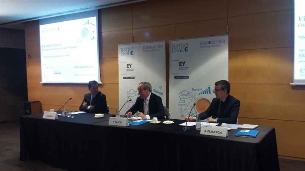 Vicente Cancio, en el centro de la imagen, durante su intervención de hoy en Esade.