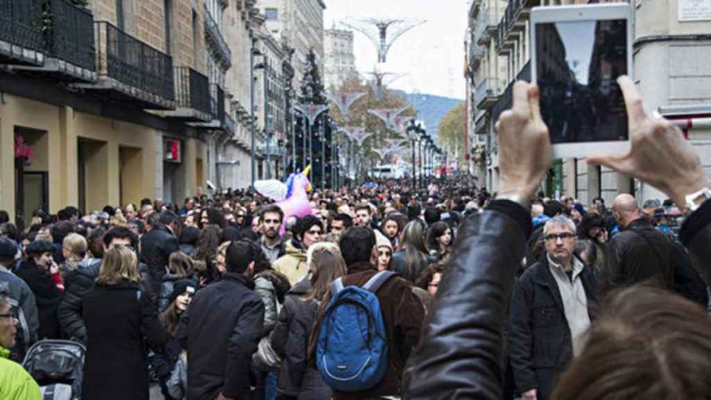 Una imagen de la concurrida calle Portal de l'Angel de Barcelona en plena campaña navideña.