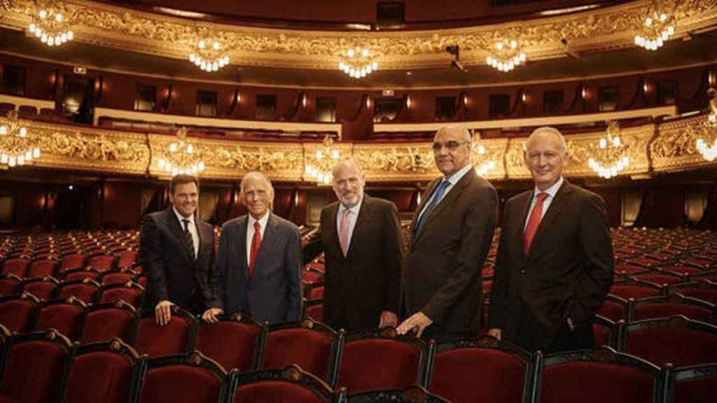 De izquierda a derecha, el director del Liceu, Roger Guasch; el presidente de honor de los mecenas, Josep Vilarasau; el presidente del patronato, Joaquim Molins; el presidente del consejo, Salvador Alemany; y el vicepresidente de los mecenas, Luis Herrero