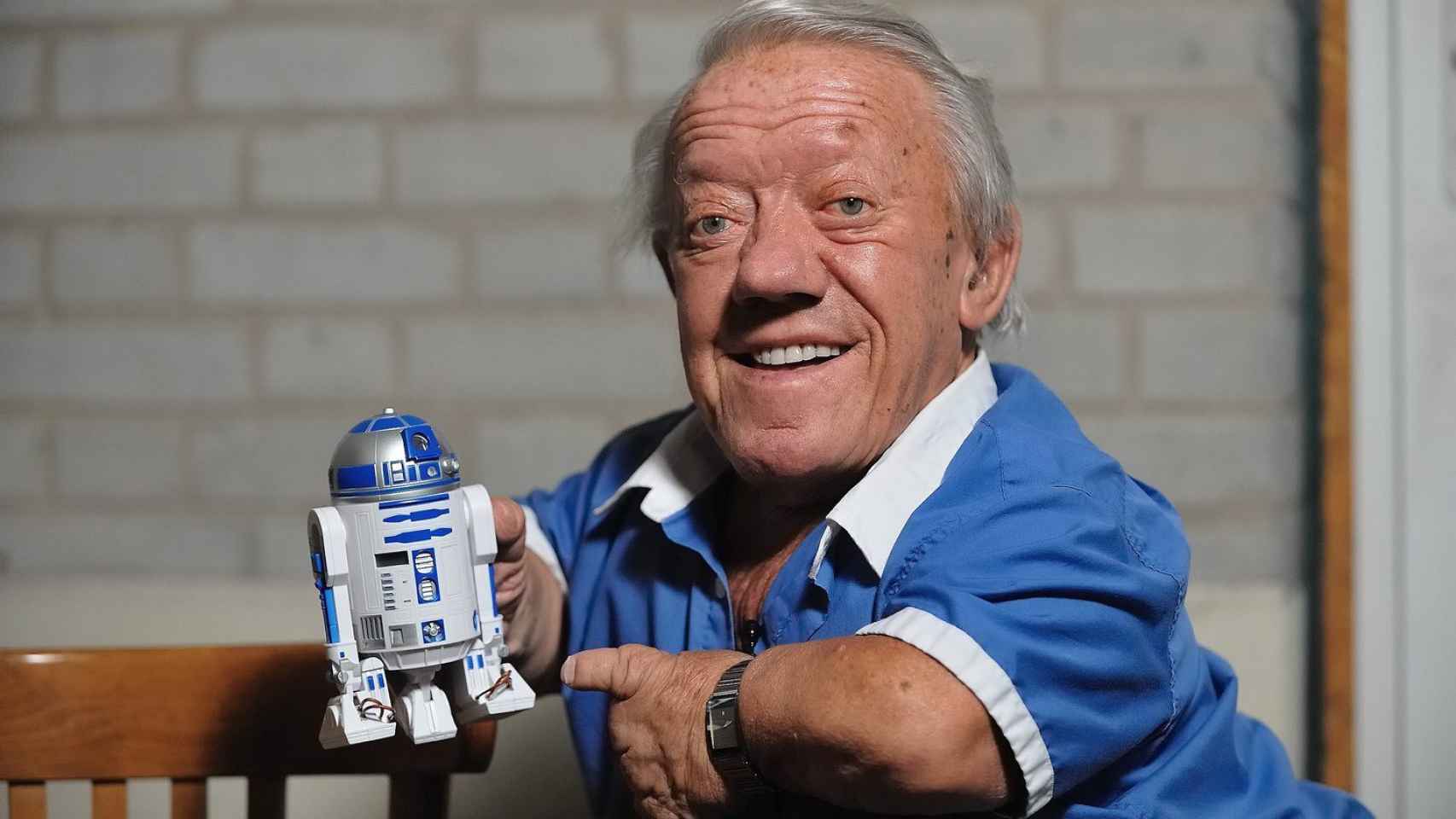 El actor Kenny Baker dio vida al androide R2-D2 de 'Star Wars'.