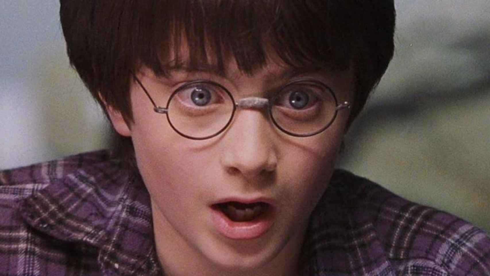 Harry Potter haciendo un hechizo en la saga de películas basadas en la novela de J. K. Rowling / WARNER BROS