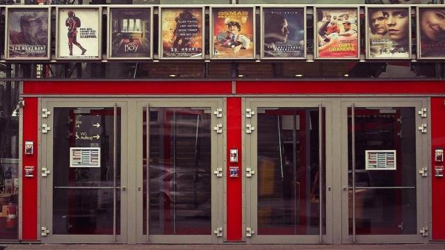 Acceso a un cine, donde se han proyectado algunas de las mejores películas románticas / Hin und wieder gibts mal was EN PIXABAY