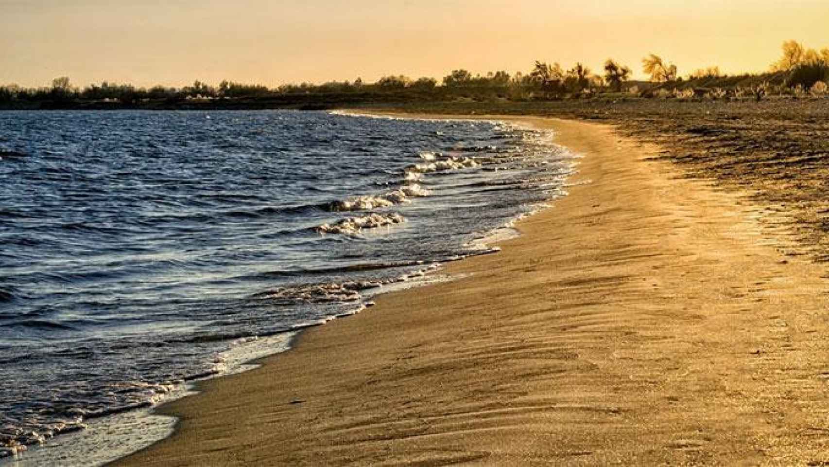 Una playa desértica / CG