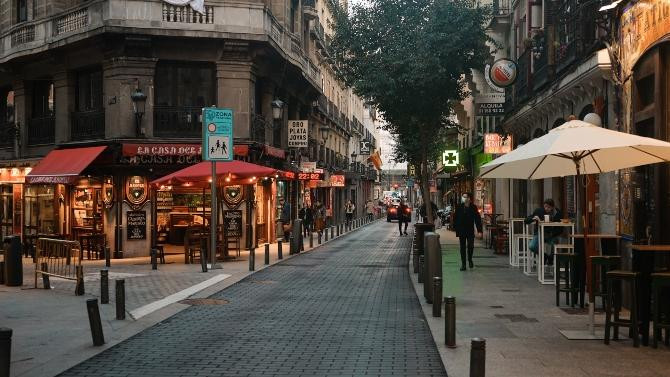 Calle de Madrid, una de las ciudades más amigables con las mascotas / Josefina di Battista en UNSPLASH