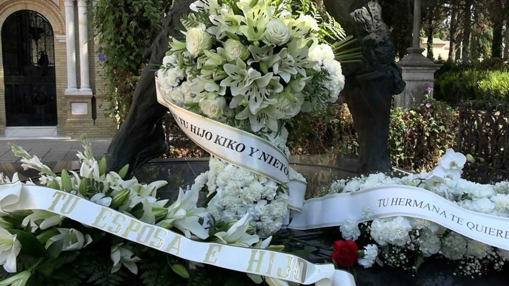 Los ramos de flores del mausoleo de Paquirri en Sevilla / EP