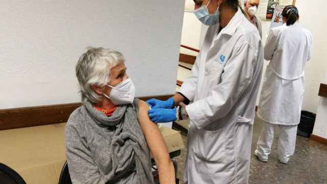 Mercedes Milá recibe la vacuna contra el Covid / INSTAGRAM