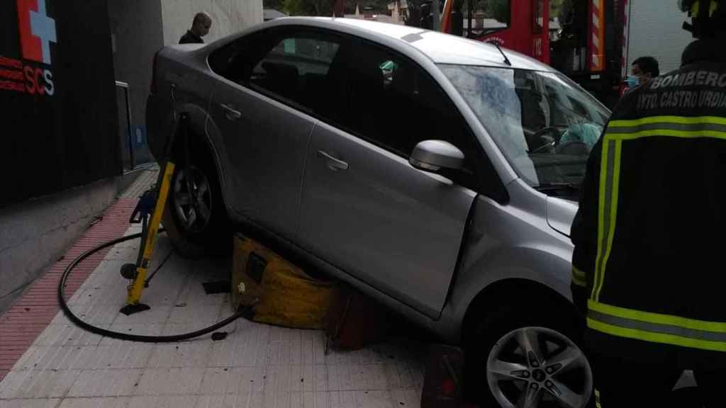 El vehículo del anciano que confundió la marcha atrás de su coche con la primera / TWITTER