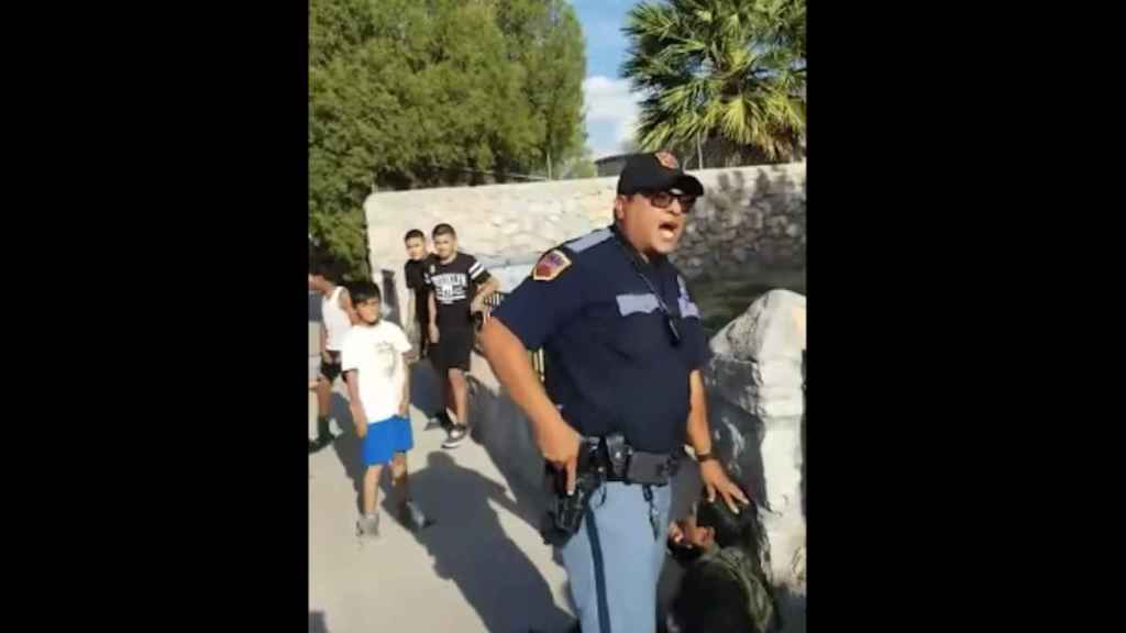 Una foto del policía entre los niños después de desenfundar su arma