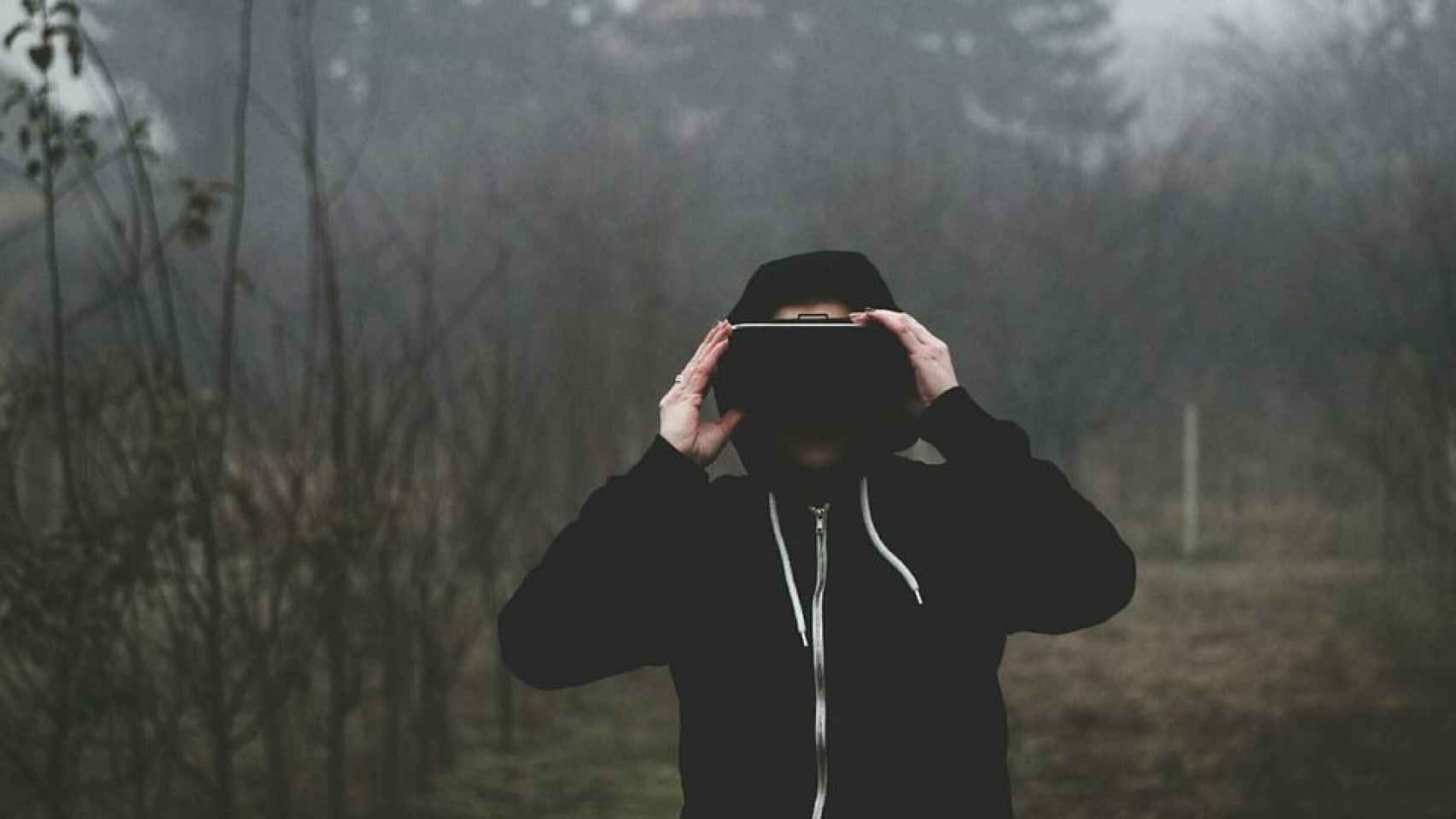 Una foto de archivo de un hombre con gafas de realidad virtual