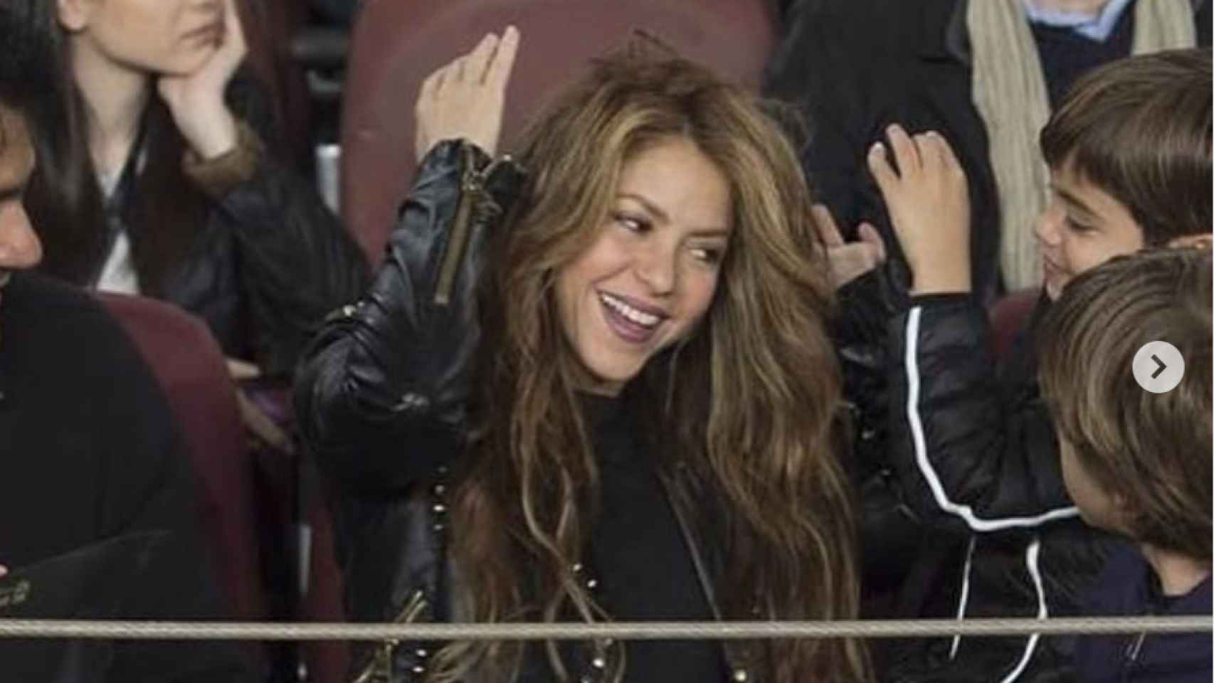 Shakira jugando con sus hijos, Sasha y Milan en el Camp Nou