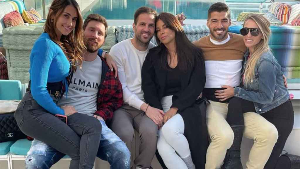 Antonella Roccuzzo, Leo Messi, Cesc Fábregas, Daniella Seeman, Luis Suárez y Sofía Balbi, en Castelldefels / Instagram