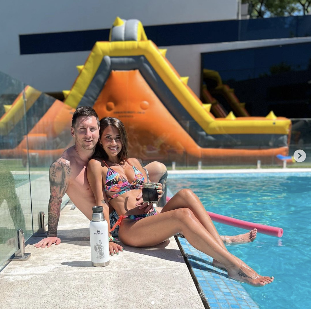 Antonella Roccuzzo y Leo Messi en la piscina / REDES