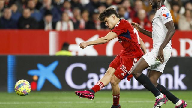 El fuerte derechazo de Abde para dar el triunfo al Osasuna en Sevilla / EFE