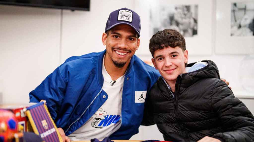 Ronald Araujo sorprende a Sergi, un seguidor del Barça que está superando un cáncer / FCB