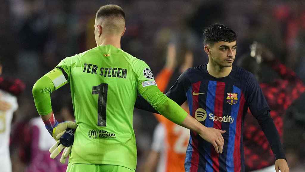 El saludo entre Ter Stegen y Pedri, después de la goleada del Bayern contra el Barça / EFE