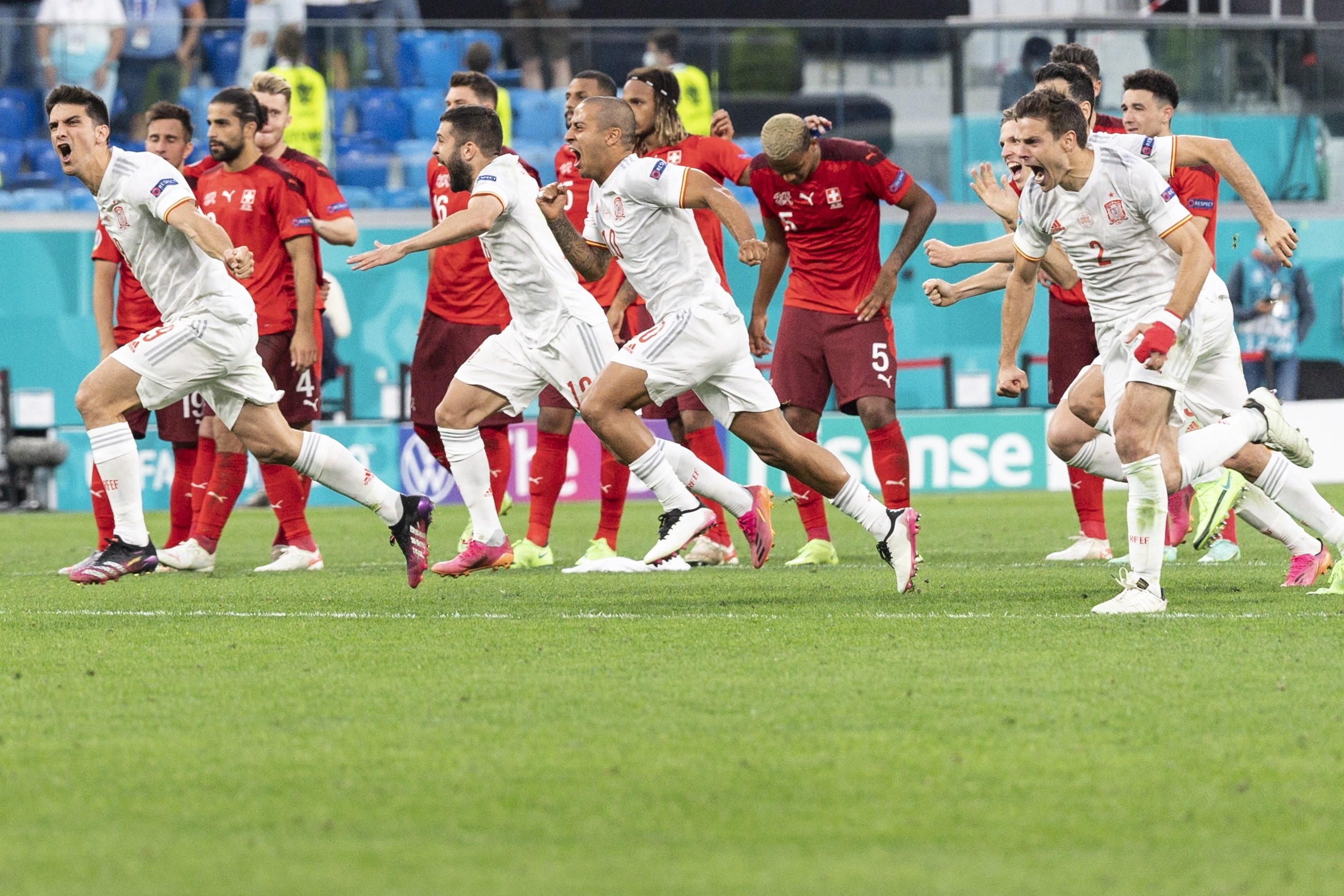 Los jugadores de España celebran con rabia el pase a semifinales de la Eurocopa / EFE