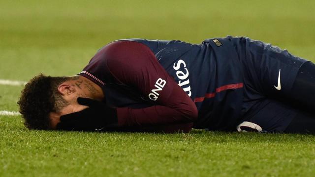 Neymar llora tras caer lesionado / EFE
