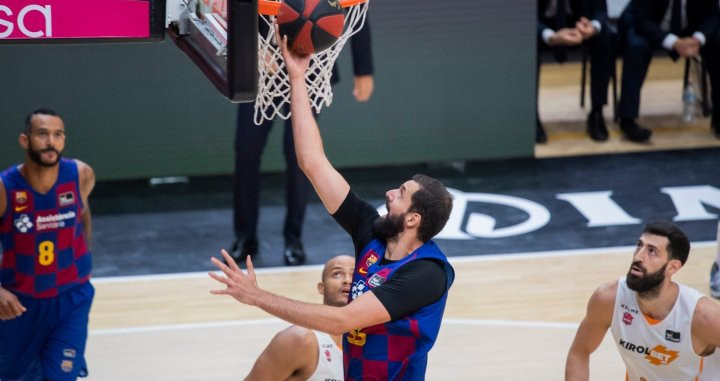 Mirotic, en una canasta ante Baskonia | FCB