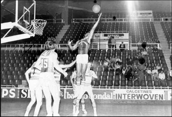 Charles Thomas jugando con el FCB de baloncesto / REDES