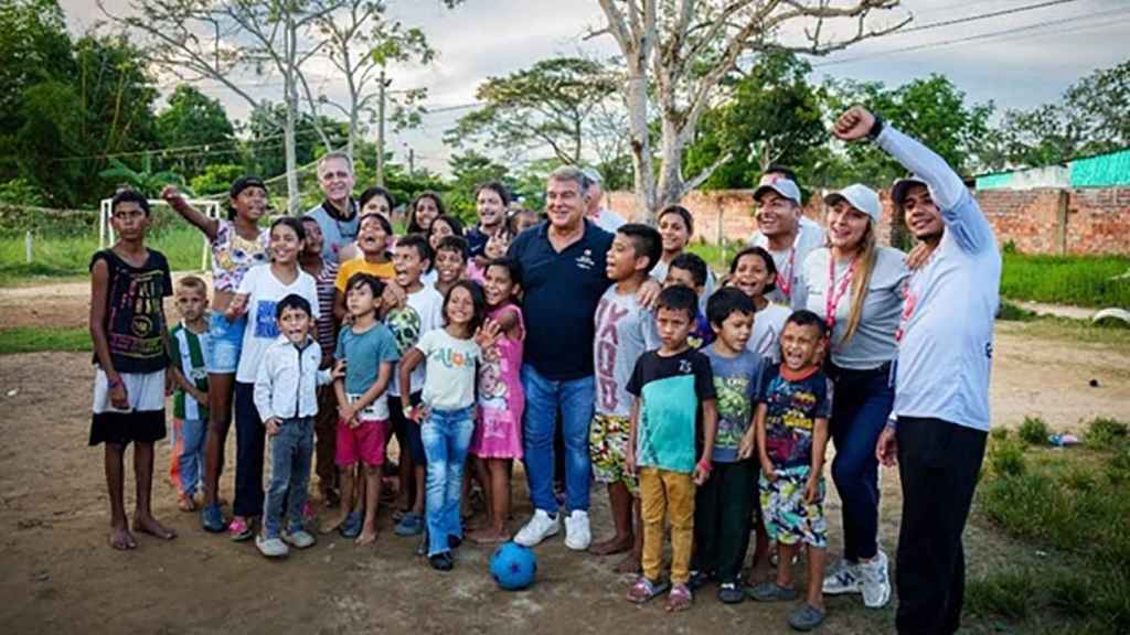 Joan Laporta, junto a un grupo de niños y niñas de los programas de ACNUR / FCB