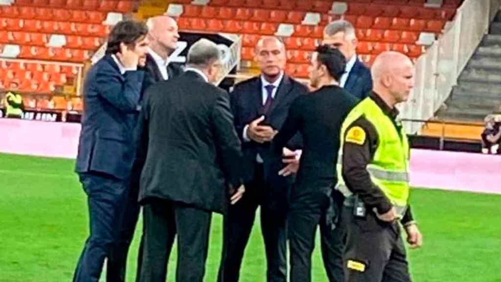 Laporta, Yuste, Masip, Jordi Cruyff y Mateu Alemany, charlando con Xavi  en Valencia / REDES