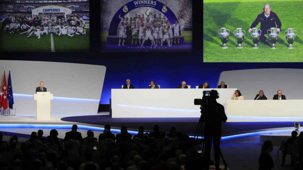 Baño de masas de Florentino Pérez en la Asamblea del Real Madrid / EFE