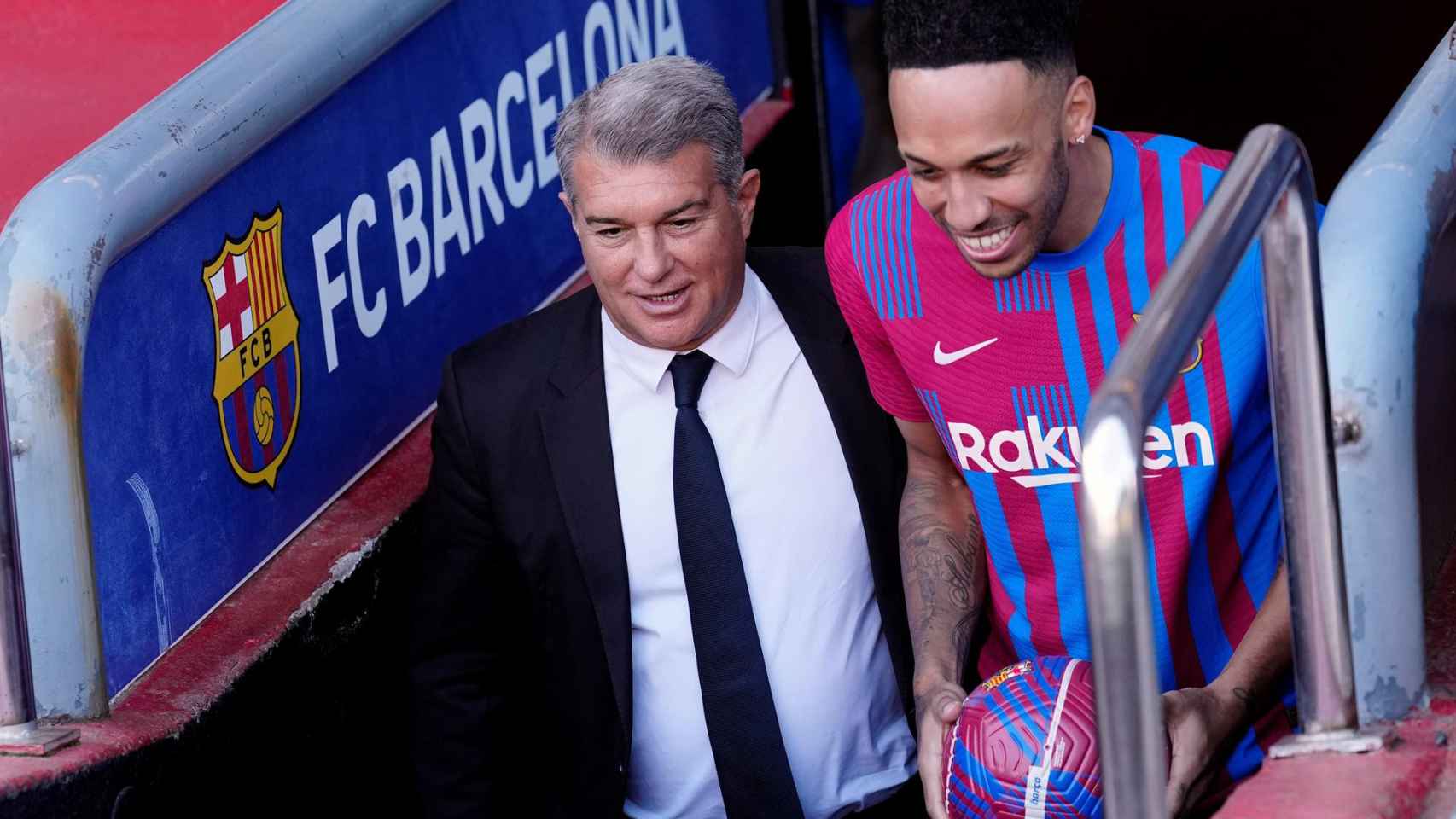 Laporta y Aubameyang salen juntos del túnel de vestuarios del Camp Nou / EFE