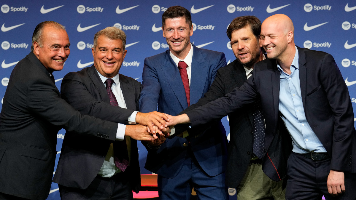 Joan Laporta con los directivos del Barça en la presentación de Lewandowski / EFE