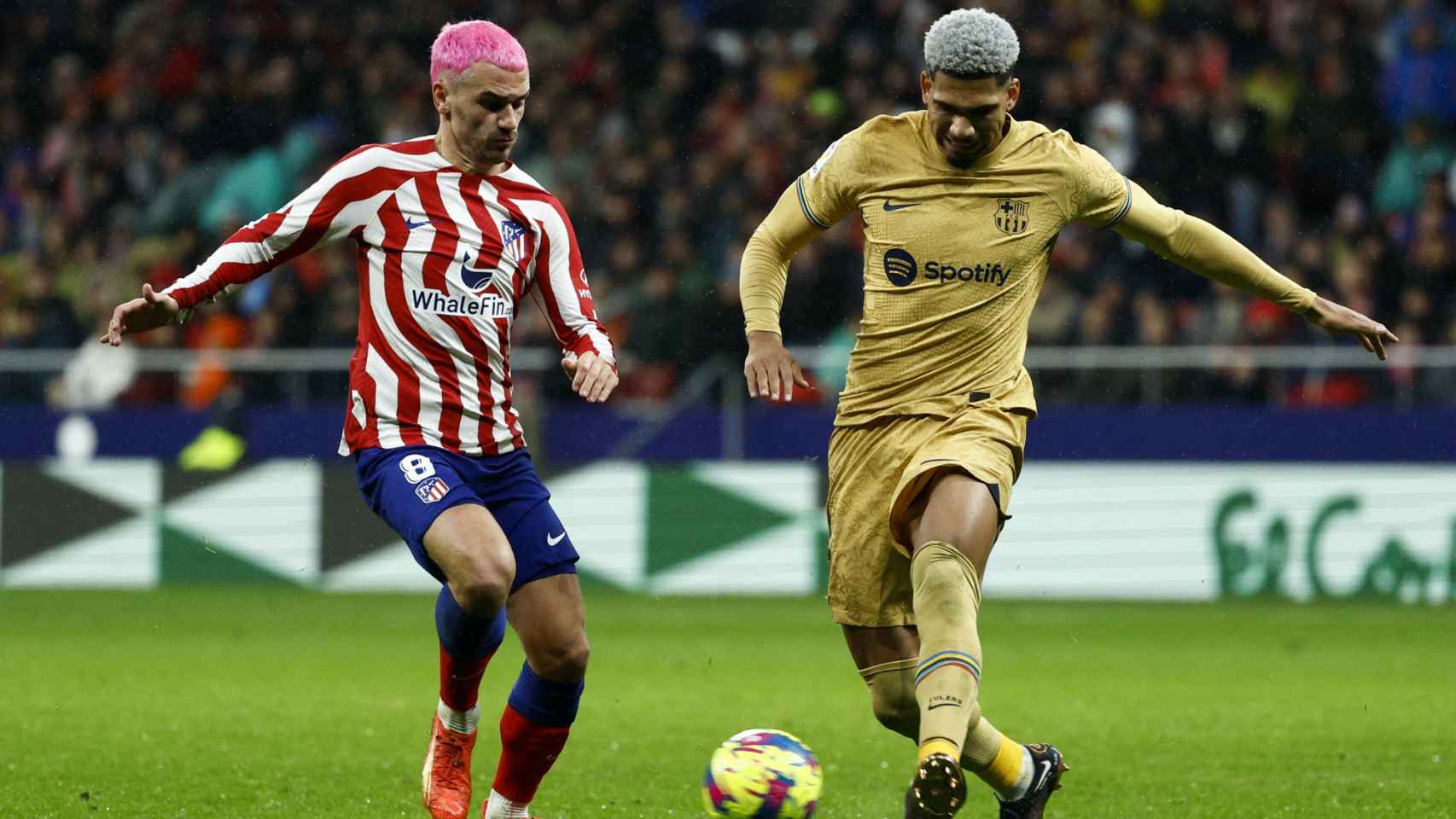 Antoine Griezmann, lidiando por un balón con Ronald Araujo contra el Barça / EFE