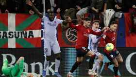 Samuel Umtiti disputó el primer partido oficial de esta temporada en el campo de Osasuna / EFE