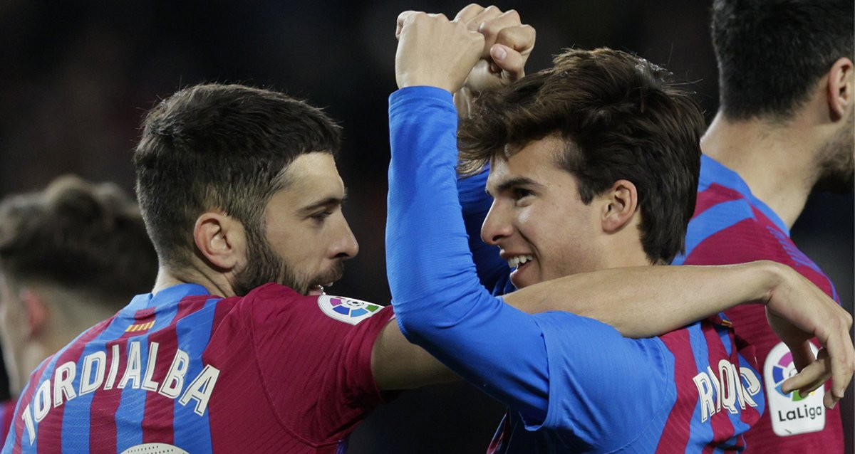 Riqui Puig celebra junto a sus compañeros el gol anotado contra Osasuna / EFE