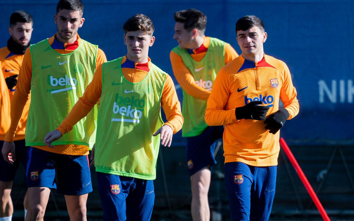 Gavi, junto a Pedri, Ferran Torres y otros jugadores del Barça / EFE