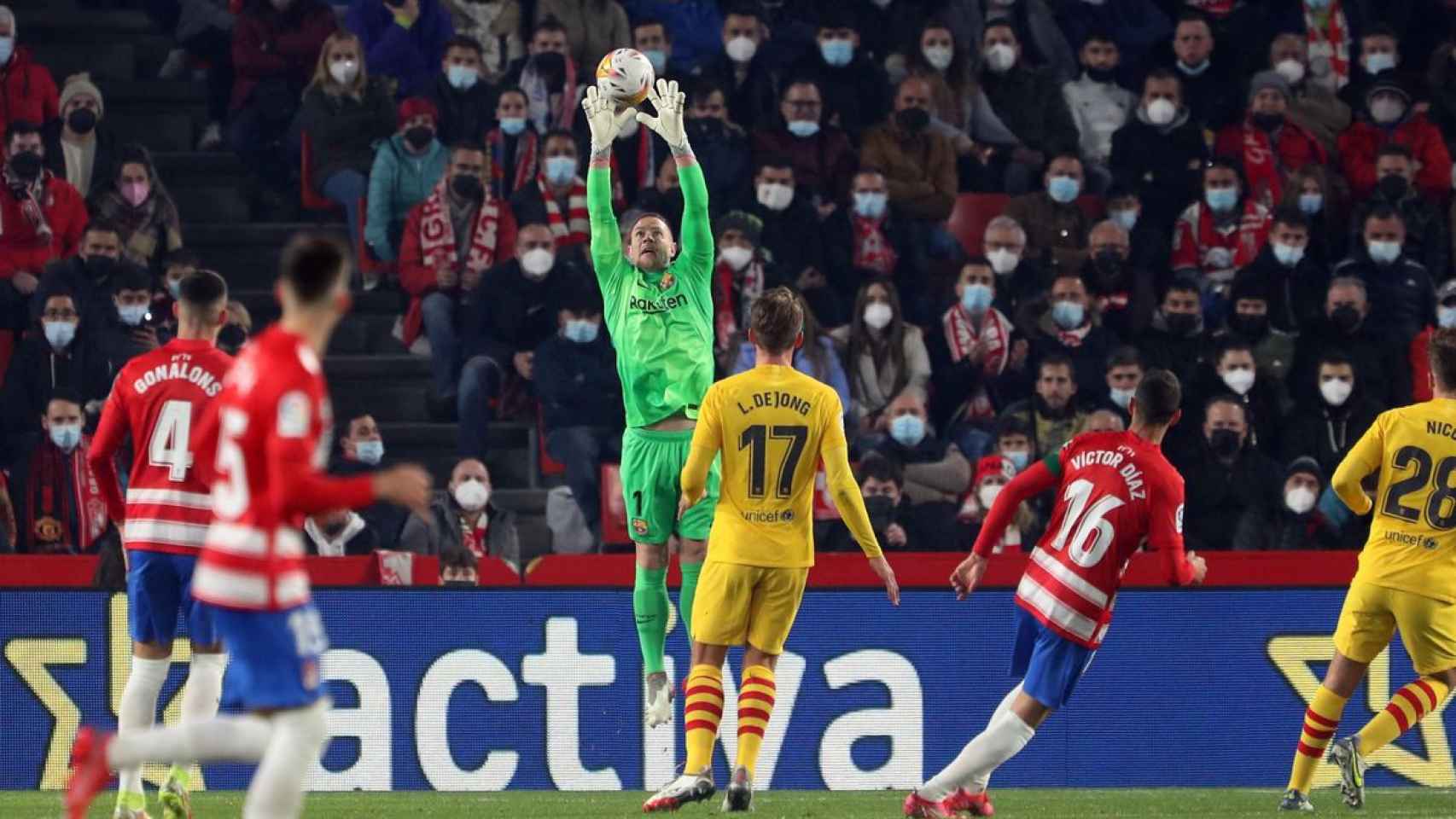 Ter Stegen atrapa la pelota en el partido entre el Granada y el Barça / FCB