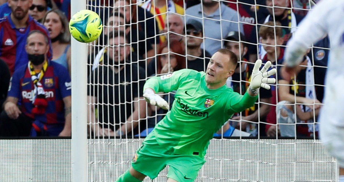 Ter Stegen, en una acción del partido entre el FC Barcelona y Real Madrid / EFE