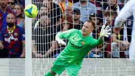 Ter Stegen, en una acción del partido entre el FC Barcelona y Real Madrid / EFE