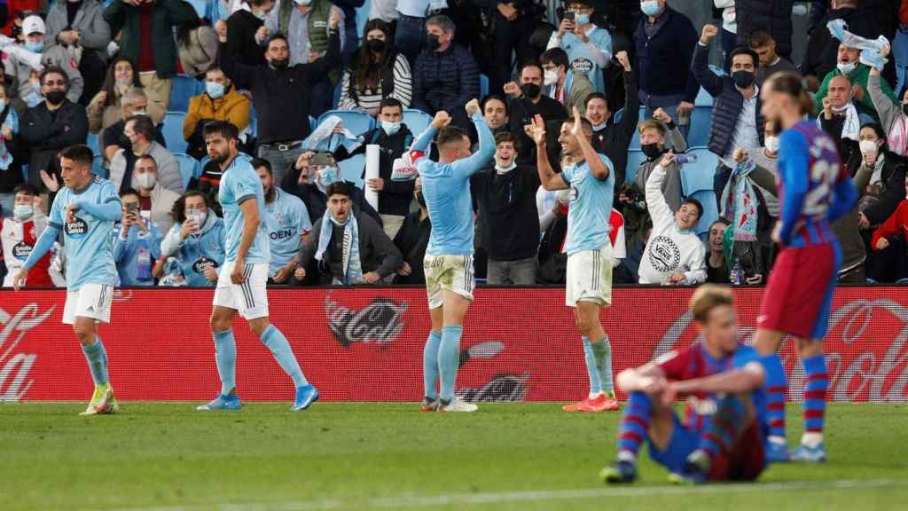 Los jugadores del Barça, abatidos, tras el gol del empate del Celta en Balaídos / EFE