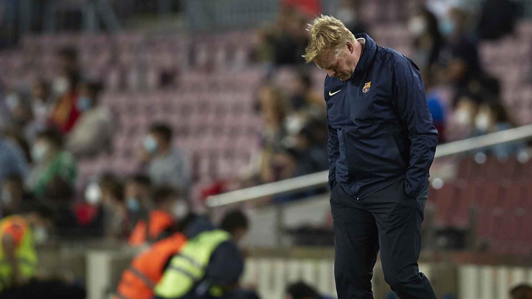 Ronald Koeman, cabizbajo, durante el empate de Barça y Granada / EFE