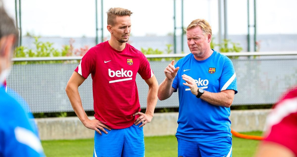 Luuk de Jong y Ronald Koeman, en un entrenamiento del Barça / FCB