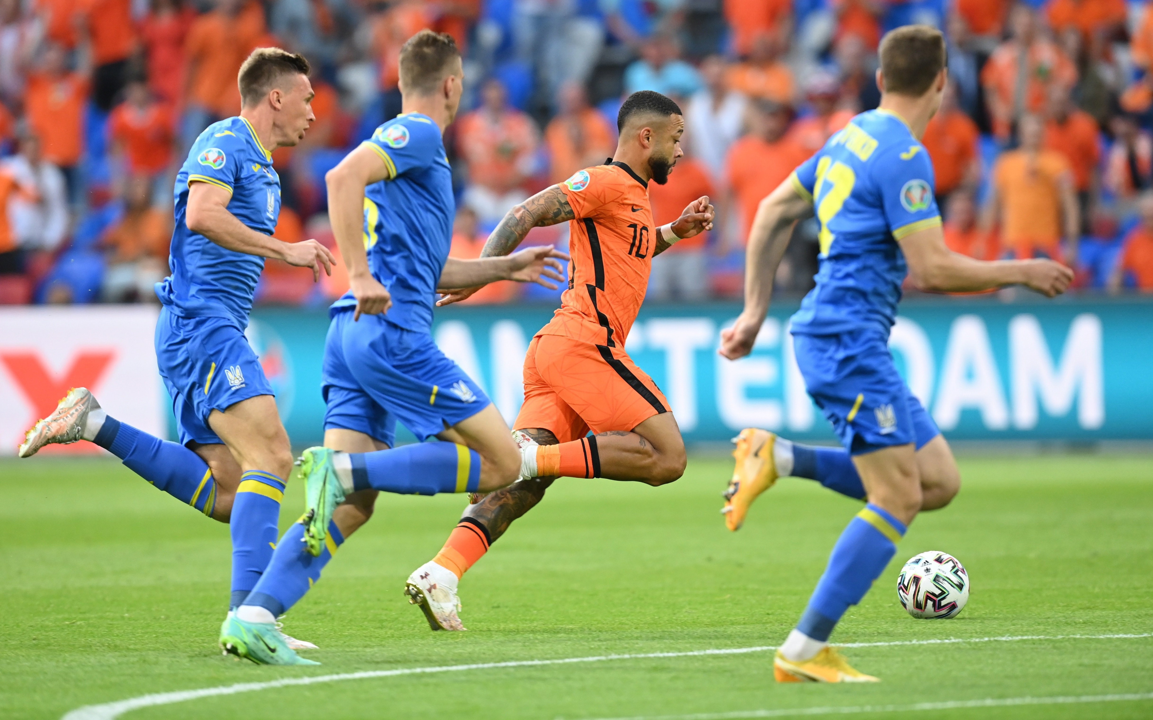 Memphis Depay luchando un balón contra Ucrania / EFE