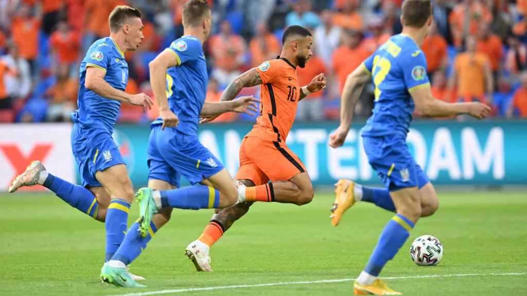 Memphis Depay luchando un balón contra Ucrania / EFE