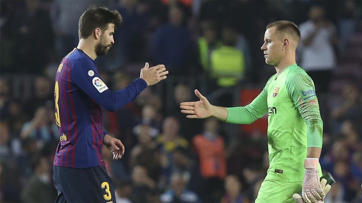 Piqué y Ter Stegen saludándose después de un partido / EFE