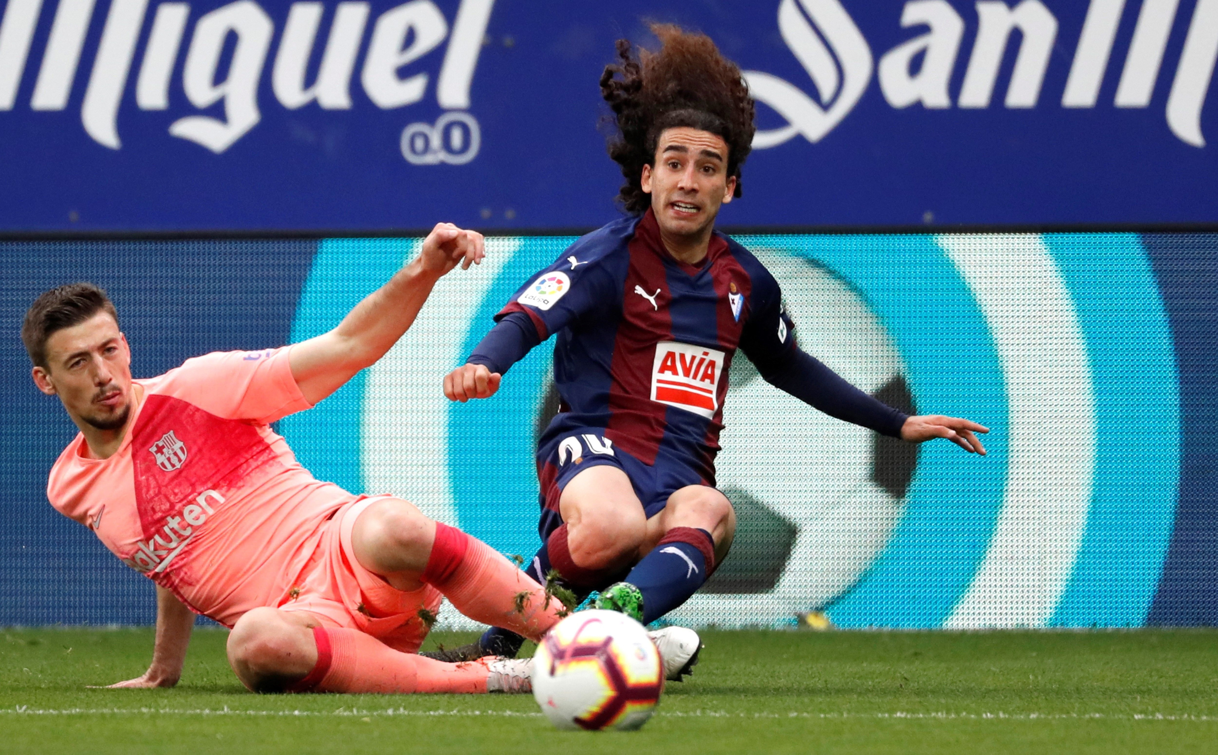 Cucurella pelea un balón con Clément Lenglet / EFE