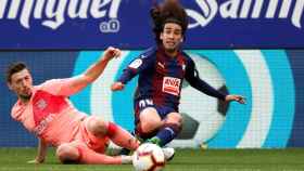 Cucurella pelea un balón con Clément Lenglet / EFE